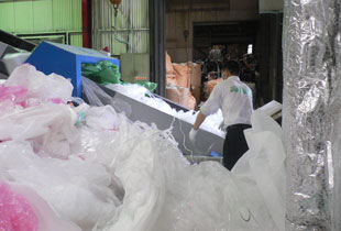 ベルトコンベアーに乗せる